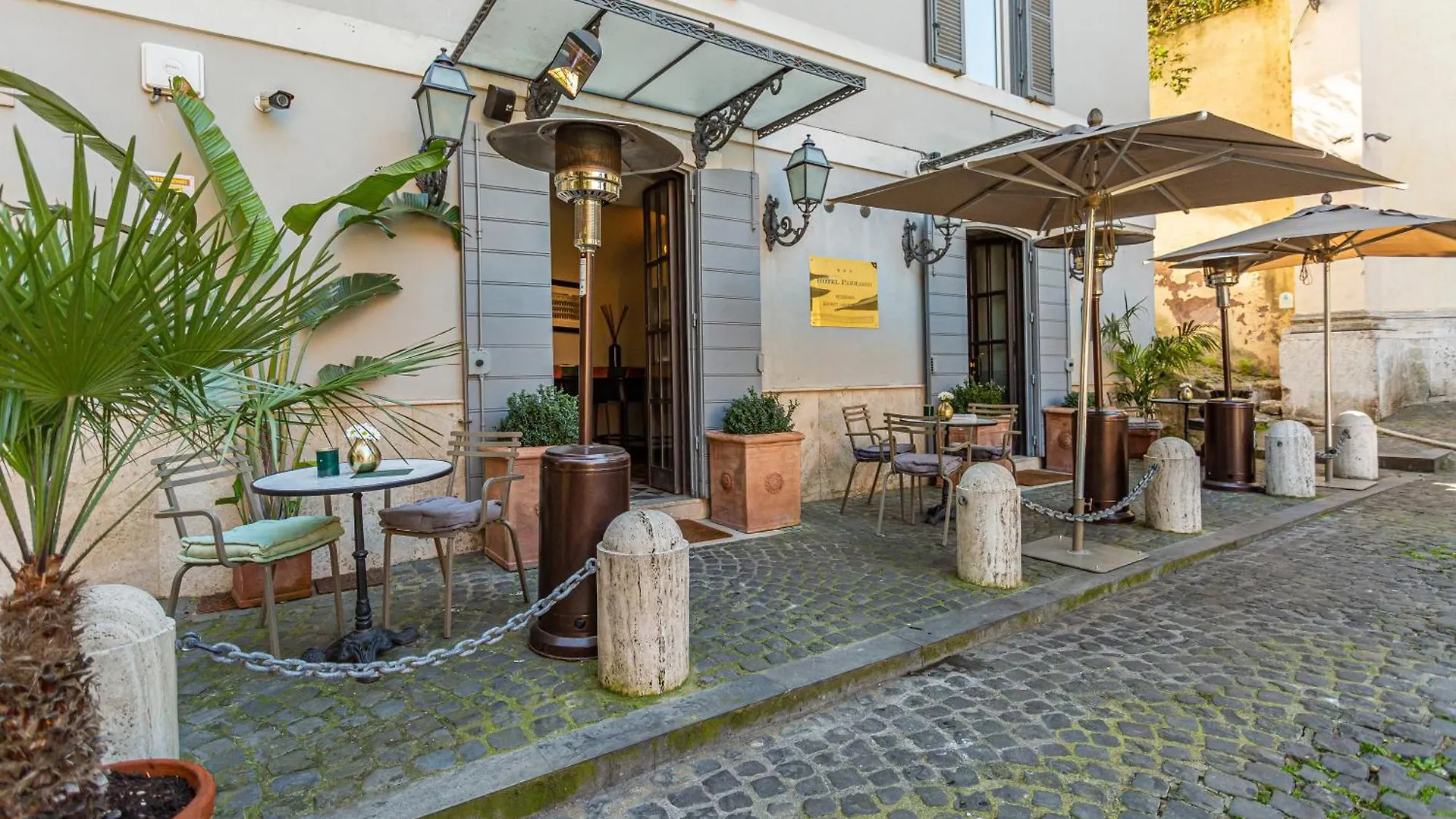 Hotel Parrasio contacts